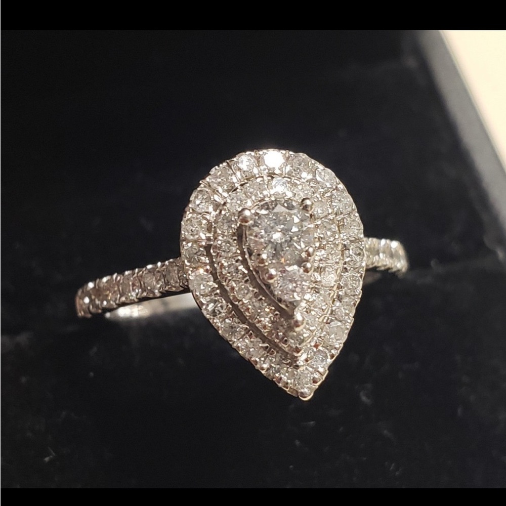 New 1 Carat diamond wedding ring,stunning